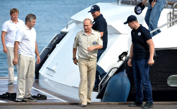 Vladimir-Putin_mergulha_Mar-Negro_18082015_006