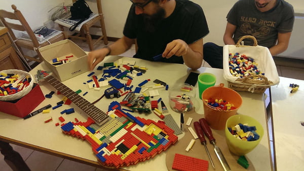 Italiano Nicola Pavani monta guitarra com Lego