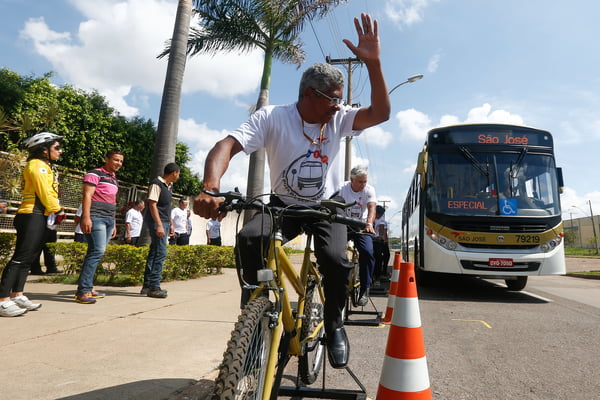 Motoristas de ônibus ficam no lugar de ciclistas