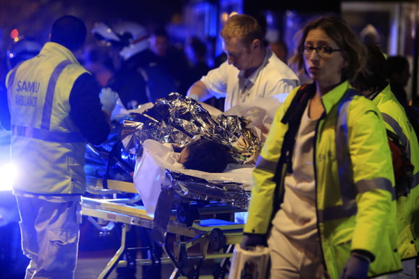 Polícia afirma que há pelo menos 100 mortos dentro de teatro Bataclan em Paris