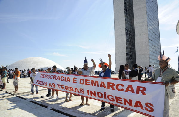 LBJR_Indios-protestam-na-marquise-do-Congresso-Nacional-em-Brasilia_16122015015