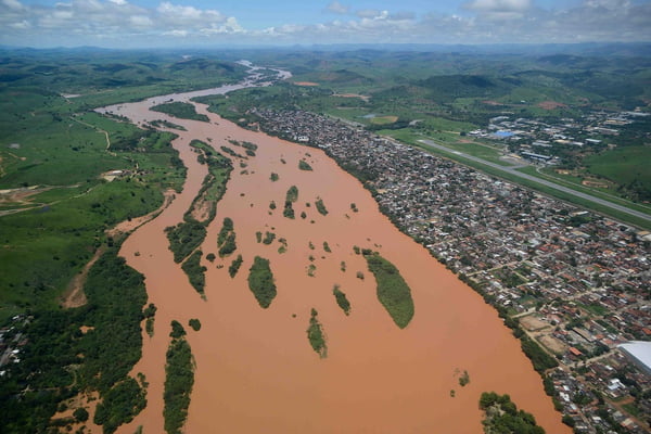 Lama da Samarco faz Governador Valadares trocar água do rio por poços