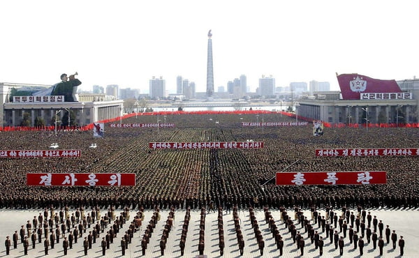 A apresentação militar é um dos eventos divulgados pela TV estatal da Coreia do Norte