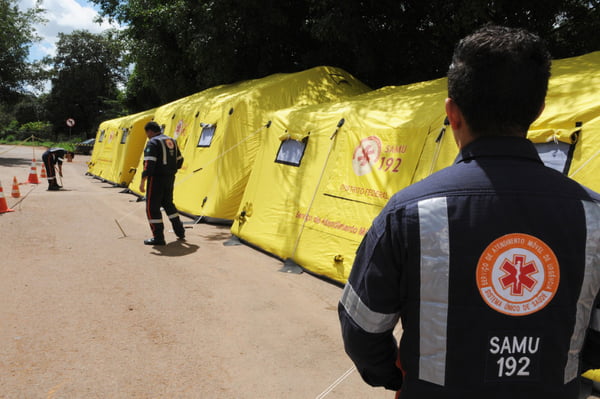 Tendas instaladas em Barzlândia para atender pacientes suspeitos de dengue