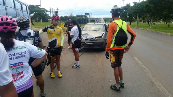 Carro perde controle e quase acerta grupo de ciclistas na Epia