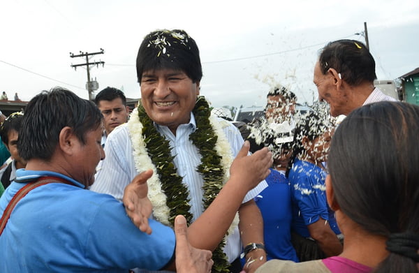 Evo Morales vota em referendo que propõe uma nova possibilidade de reeleição