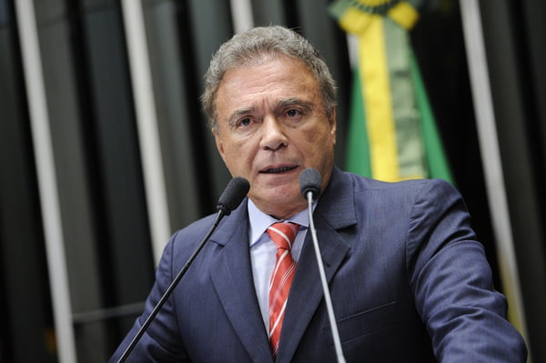 Alvaro Dias desiste da Presidência e disputará reeleição ao Senado