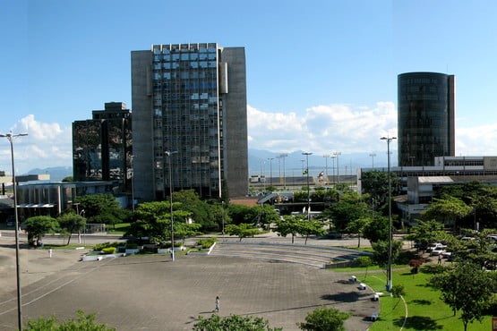 Imagem colorida do prédio do Tribunal de Justiça de Santa Catarina e da bandeira do estado