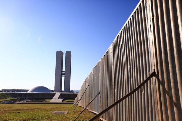 Muro de ferro é colocado na Esplanada dos Ministérios para separar os manifestantes contra e pró-impeachment