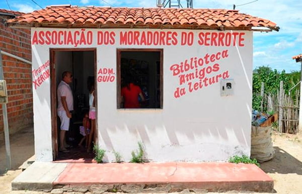 Menina cria biblioteca popular em povoado no interior da Bahia