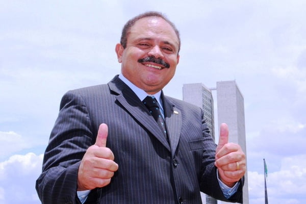 Funcionária de Waldir Maranhão bate o ponto na Câmara e vai malhar