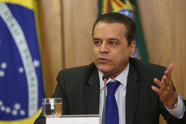 Perto de ser preso, ex-ministro de Dilma diz que não pode pagar pensão