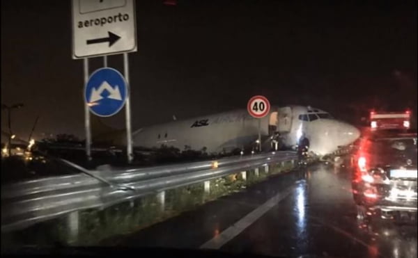 avião invade rodovia itália