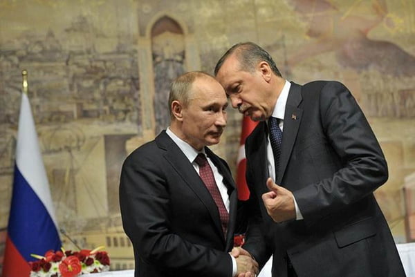Imagem colorida de Putin apertando a mão de Erdogan - Metrópoles