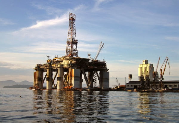 Imagem colorida mostra plataforma de petróleo - Metrópoles
