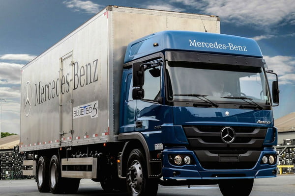 Mercedes-Benz negocia a suspensão de contratos de trabalhadores em MG