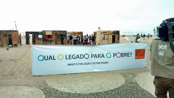 Estrutura feita por ONG que critica legado olímpico é retirada no Rio
