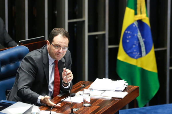 Sessão é reaberta e senadores voltam a questionar ex-ministro de Dilma