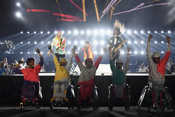 Encerramento dos Jogos Paralímpicos é marcado por festa e protesto