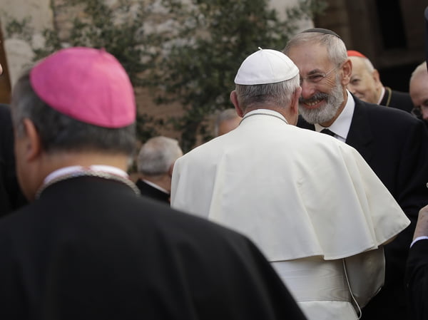 Papa se encontra com refugiados e líderes religiosos em Assis