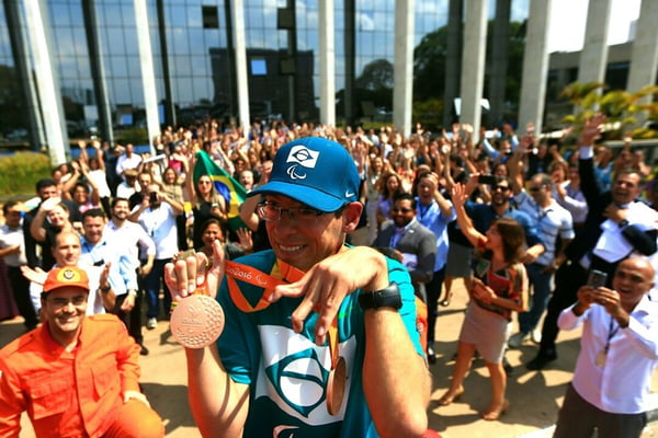 Medalhista paralímpico é recebido com festa em Brasília