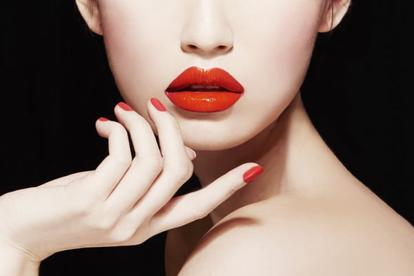 maquiagem beleza batom vermelho unha vermelha asiática