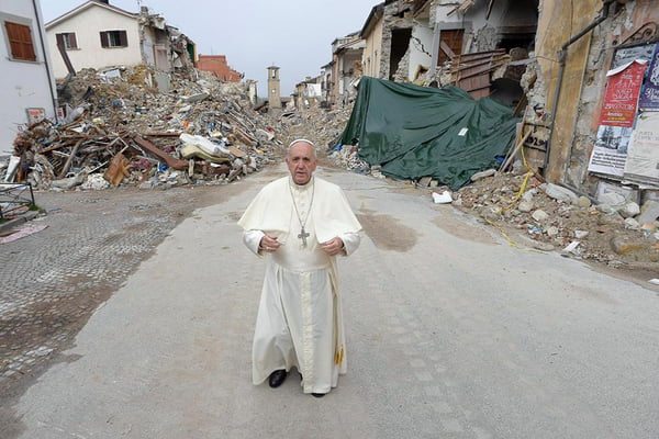Papa faz visita surpresa a Amatrice, cidade italiana devastada por tremor