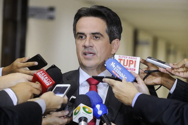 Nos corredores do Senado, o senador Ciro Nogueira (PP-PI) dá entrevista à jornalistas. Ele aparece rodeado por mãos segurando microfones e usa terno - Metrópoles