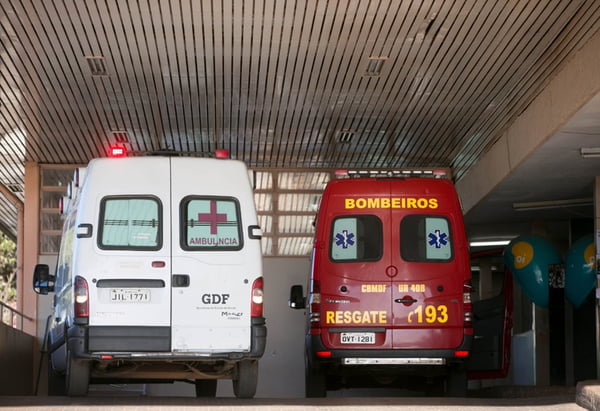 imagem colorida mostra ambulâncias do corpo de bombeiros - metrópoles