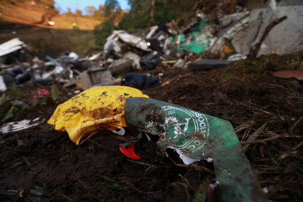 Avião com equipe da Chapecoense cai na Colômbia e deixa dezenas de mortos