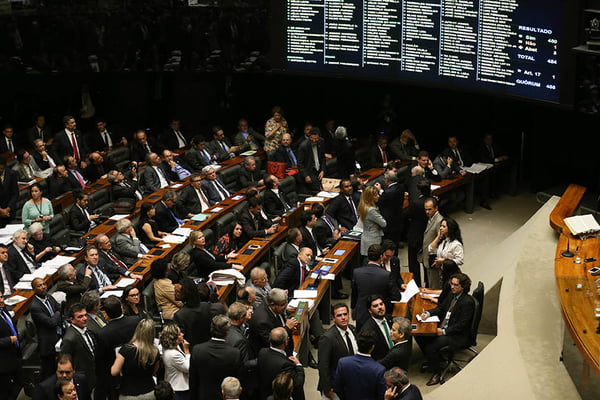 Plenário da Câmara aprova texto base do projeto de lei que cria medidas contra a corrupção