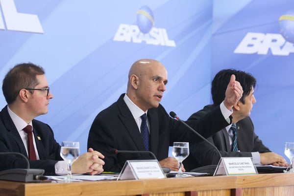 Brasília – Após reunião com o presidente Michel Temer, o secretário da Previdencia Social, Macelo Caitano, fala com a imprensa no Palácio do Planalto