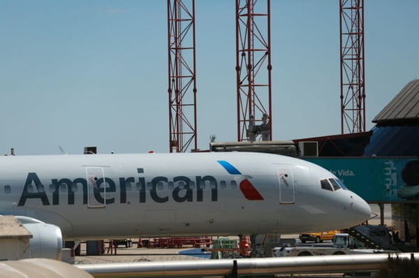 Imagem de avião da American Airlines em pista de aeroporto - Metrópoles