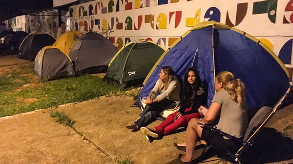 Pais acampam em porta de escola pública do DF para efetivar matrícula