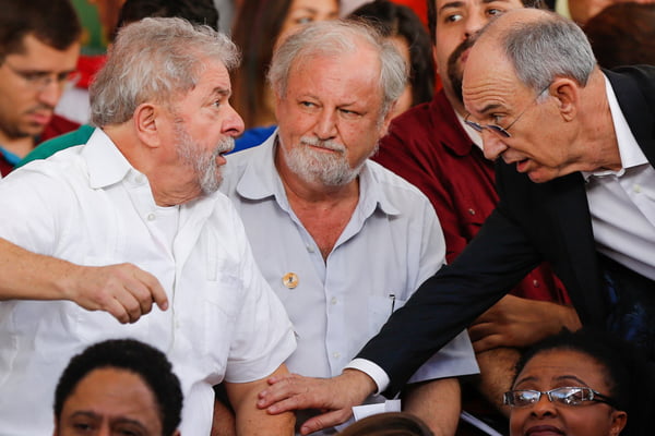 O deputado federal Rui Falcão (PT-SP) conversa com Lula (PT)