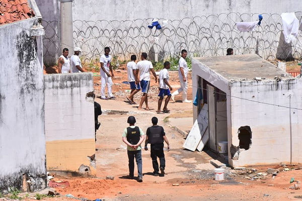 Policiais entram no presídio de Alcaçuz para erguer muro