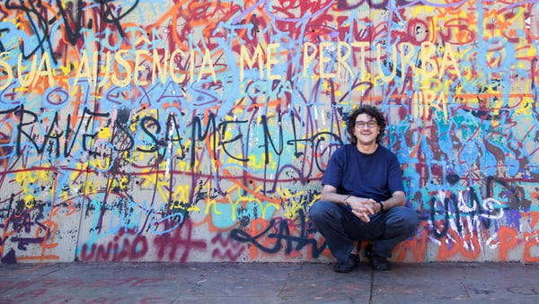 Professor da UnB, Pedro Russi defende a pichação como arte urbana