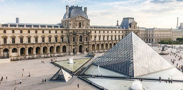 Foto colorida do Museu do Louvre - Metrópoles