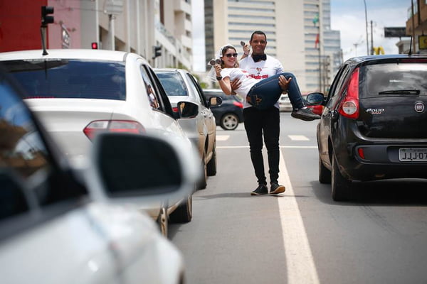Casal vende alfajor nos semáforos para arrecadar dinheiro para o casamento – Brasília – DF 28/02/2017