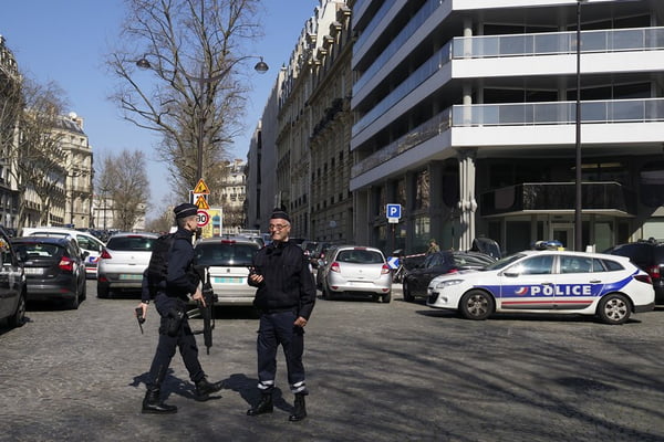 Bomba explode no escritório do FMI da França, deixando um ferido