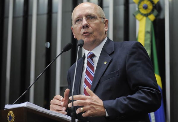 Senador Paulo Bauer (PSDB-SC) diz que tentará acabar com a lei seca nas eleições