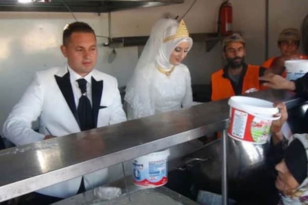 Casal-turco-troca-festa-casamento-por-banquete-para-4-mil-refugiados-sirios
