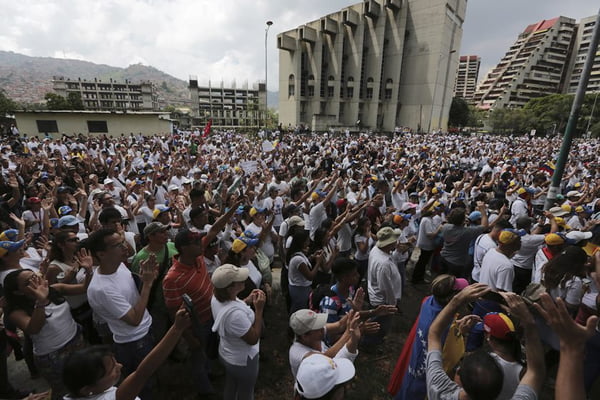 manifestantes marcham nas ruas de Caracas em protesto silencioso