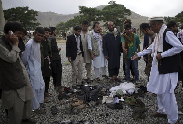Afeganistão: explosão durante enterro de filho de político deixa quatro mortos