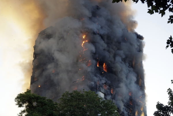 Incêndio consome prédio residencial de 27 andares em Londres