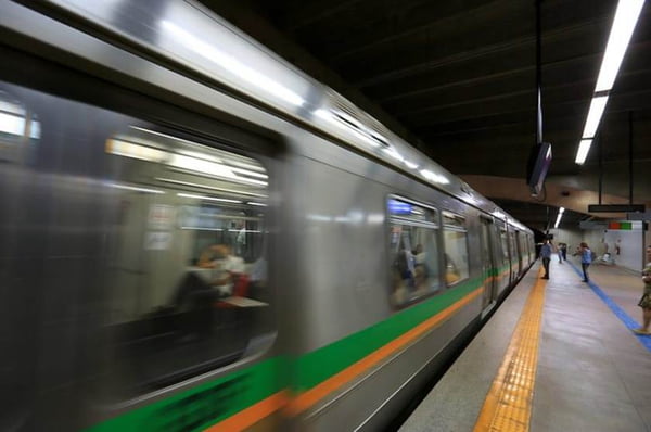 Bombeiro expulsa homem de metrô e passageiros se revoltam