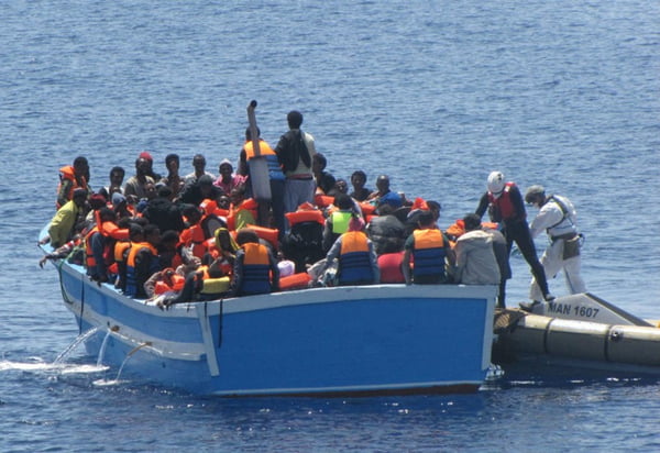 resgate refugiados imigrantes mar mediterrâneo