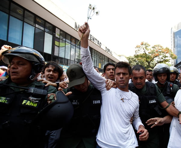 Opositor entrega-se à polícia na Venezuela