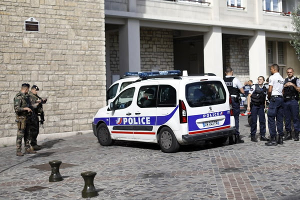 Carro atropela soldados perto de Paris e deixa 6 feridos