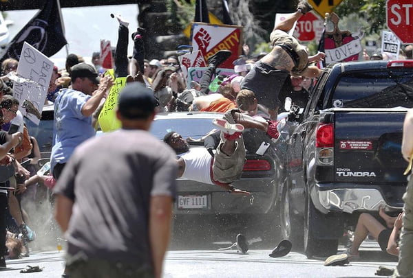Carro atropela multidão de manifestantes em protesto violento em Charlottesville